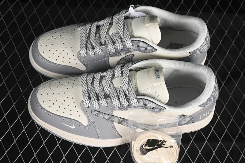 All categories Air Jordan Jordan series basketball shoes Air Jordan 1 Low high-end customized low-top sneakers Travis Scott x Fragment Design x Air Jordan 1 Low OG SP AJ1 Joe 1 Dior joint feather gray low-top cultural casual sneakers XS7089-612